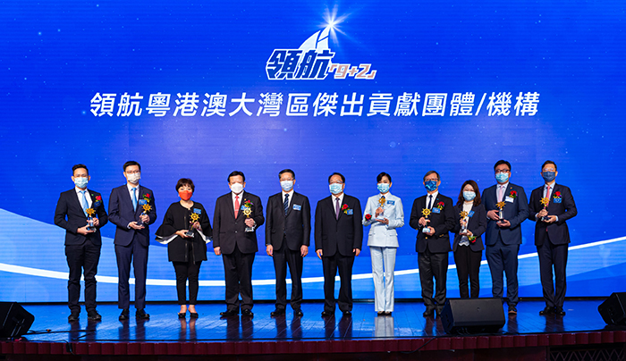 HKPC was awarded The Greater Bay Area Navigation Award – Award for Outstanding Contribution (Organisation), in recognition of HKPC’s contribution to the development of the Greater Bay Area. Mr Li Jiangzhou, Deputy Head of the Office for Safeguarding National Security of the Central People’s Government in the HKSAR (fifth from left) and Mr Pan Yundong, Deputy Commissioner of the Office of the Commissioner of the Ministry of Foreign Affairs of the People's Republic of China in the HKSAR (centre) presented this award to Mr Willy Lin, Chairman of HKPC (fourth from right) at The 2nd Greater Bay Area Navigation Award Ceremony and Development Forum today.