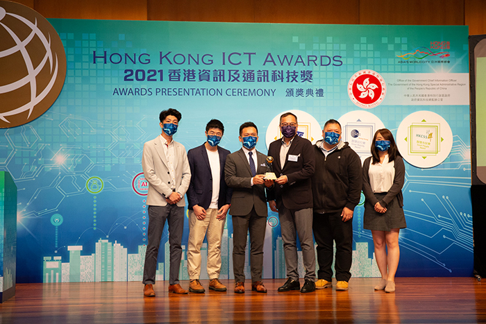 “kNOw Touch – Contactless Elevator Control Panel” won the Gold Award in the “Smart Home” category of “Hong Kong ICT Awards 2021: Smart Living Award”. Dr Lawrence Poon, General Manager (Smart City) of HKPC (third from left), led the solution’s R&D team on stage to accept the award from Mr Rico Chan, Chief Assessor and Deputy Chairman of “Smart Living Award Final Judging Panel” (third from right).