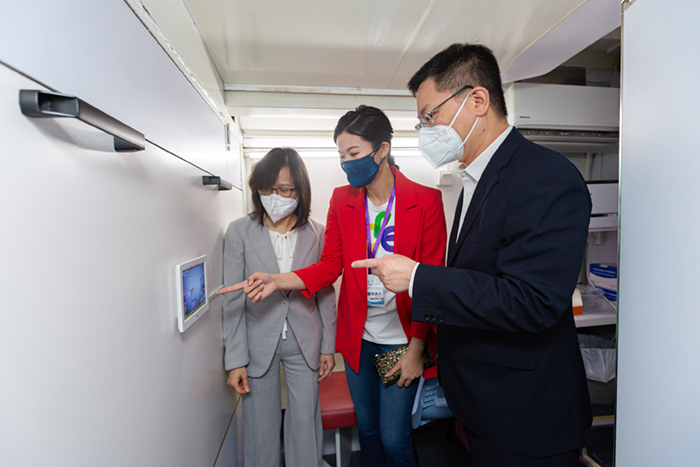 創新及科技局局長薛永恒先生（右一）及創新科技署署長潘婷婷女士（左一）了解疫苗接種「健康車」上的設備。