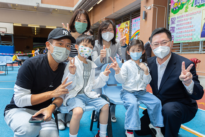 Mr Alfred Sit, Secretary for Innovation and Technology (first from right); and Ms Rebecca Pun, Commissioner for Innovation and Technology (third from right), pose for a photo with a family who have completed the vaccination.