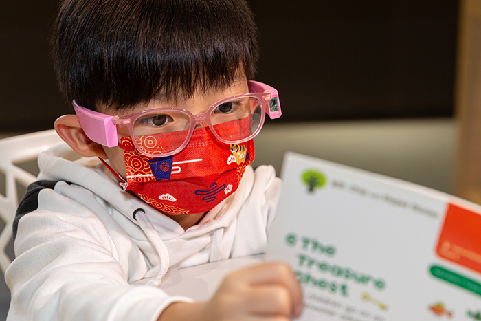 The HKPC-developed My-O-Analyzer (My-Optical-Analyzer) is a tailor-made smart eyewear for children to collect data of their viewing habits and monitor their myopia risk factors.