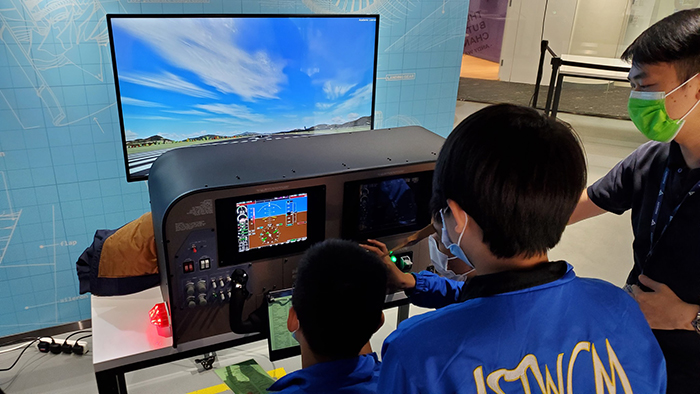 「知創空間」為中、小學生提供多元化及益智的STEM課程，例如「模擬飛行與STEM 高小暑期營」，讓學生從模擬飛行的有趣體驗，認識物理及飛行科技等STEM概念。