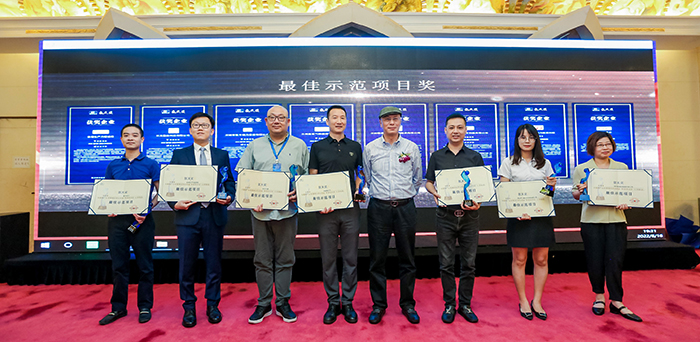 The “High-efficient Hydrogen Fuel Cell Hybrid System for Electric Forklifts” jointed developed by HKPC and Startec Limited won the Best Demonstration Project Award at Hydrogen 20 Summit – “Hydrogen Sky Award”.  Mr Larry Li (second from left), Senior Consultant of Smart City Division, HKPC, received the “Hydrogen Sky Award” on behalf of HKPC.