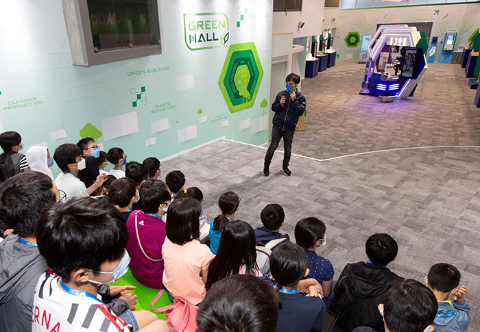 HKPC engineers introduce the latest Green and Food Technologies for the students to have first-hand experience on technology application and understand the benefits of technology to the community.
