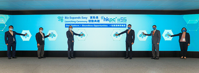 Chairman of HKPC Hon Sunny TAN (third from right), Executive Director of HKPC Mr Mohamed BUTT (second from right), and Chief Operating Officer of HKPC Ms Vivian LIN (first from right), officiated the launch of BIZ Expands Easy (BEE) funding portal to further expand the government funding support platform with Dr Paul YEUNG, President of Hong Kong Commerce and Industry Associations (first from left); Mr Andrew KWOK, President of Hong Kong Small & Medium Enterprises Association (second from left); and Mr Calvin CHAU, President of Hong Kong General Chamber of Small and Medium Business (third from left).