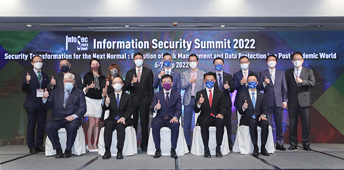 Professor SUN Dong, Secretary for Innovation, Technology and Industry (front row, centre), and Mr Victor Lam, Government Chief Information Officer of the HKSAR Government (front row, second from left), along with Mr Sunny TAN, Chairman (front row, second from right), and Mr Edmond LAI, Chief Digital Officer of HKPC (front row, first from right), as well as Mr Dale JOHNSTONE, Chairman of Organising Committee of the “Information Security Summit 2022” (front row, first from left), posed for a group photo with the organisers of the Summit.