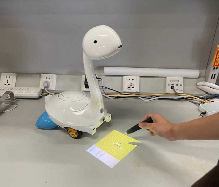 程俊團隊與生產力局合作的教育娛樂機器人。