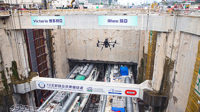香港生产力促进局与香港土木工程拓展署合作，成功研发利用无人机搭载人工智能边缘端技术对该署在建隧道进行实时缺损检测。