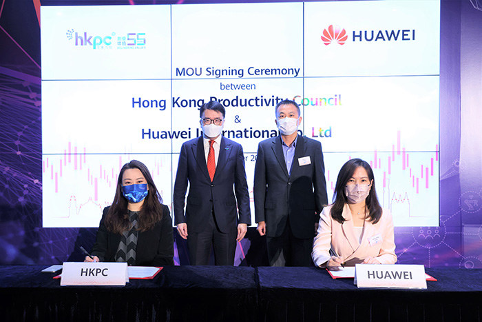 Witnessed by Dr Lawrence CHEUNG, Chief Innovation Officer of HKPC (second from left) and Mr Jerry JI, Managing Director of Huawei Hong Kong Enterprise Business Group (second from right), the MOU was signed by Ms Karen FUNG, General Manager, InnoPreneur and FutureSkills of HKPC (first from left) and Ms Sunny DING, Director of Channel & Alliance, Huawei Hong Kong Enterprise Business Group (first from right), at HKPC.