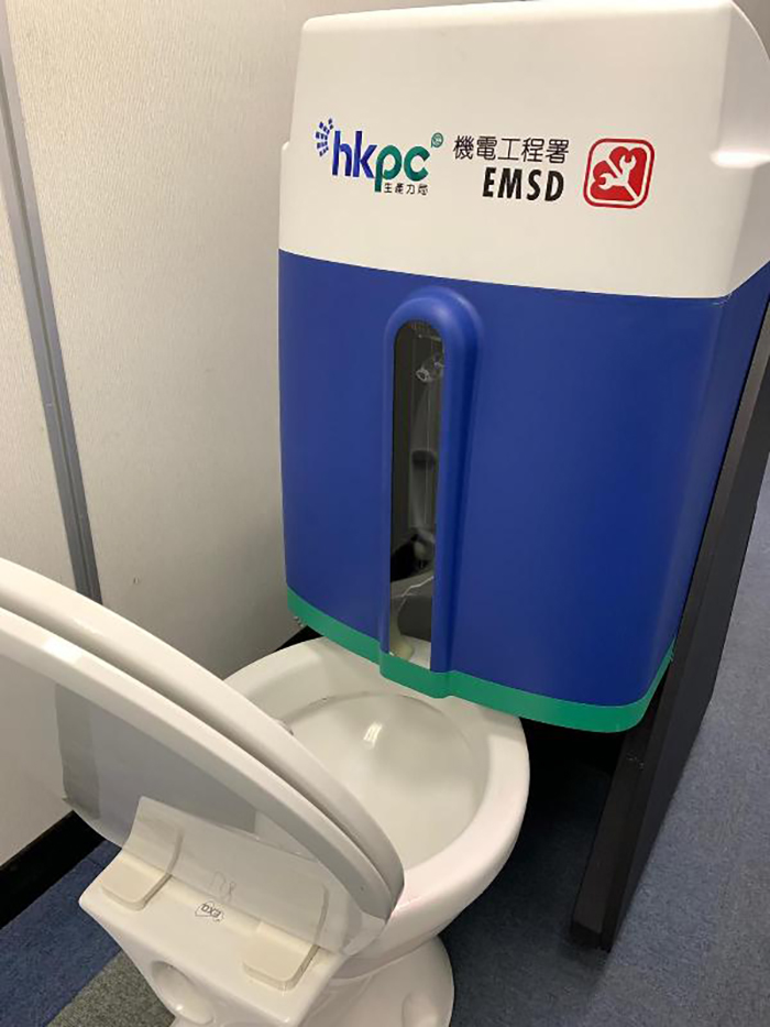 在公共洗手間使用的自動清潔機器人利用物聯網技術監控廁所衛生，通過大數據設置清潔方法自動執行清潔任務，以降低病毒傳播的風險。該研發獲得日內瓦國際發明展2021金獎、香港特區政府資訊科技總監辦公室「促進機械人科技應用」創新比賽2021大獎。