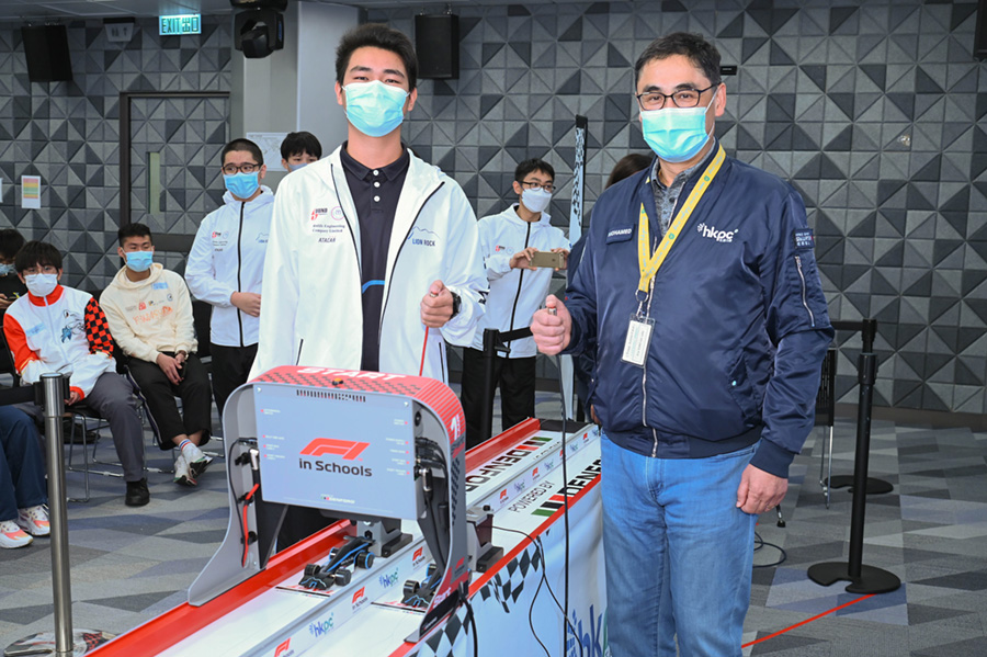 Mr Mohamed BUTT, Executive Director of HKPC (right), took part in a friendly race at F1 in Schools Hong Kong Finals 2022