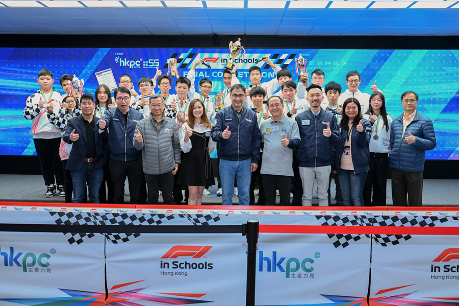 The champion, 1st runner-up and 2nd runner-up of F1 in Schools Hong Kong Finals 2022 posed for a photo with the awards presenters