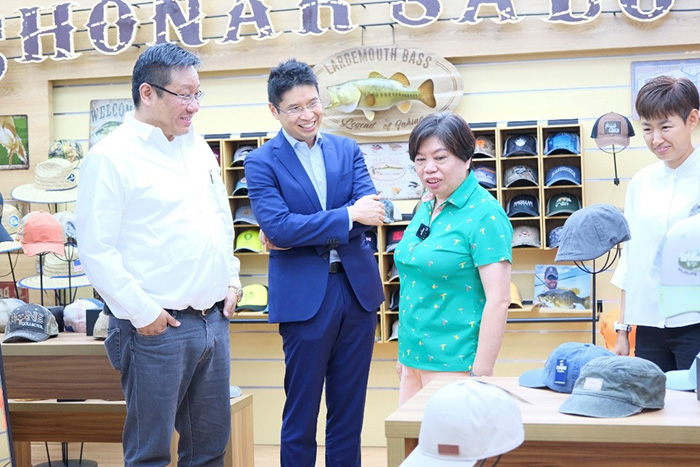 2022年6月，香港駐曼谷經濟貿易辦事處李湘原處長（左二）到訪飛達帽業在孟加拉國所設的工廠，在顏寶鈴（右二）陪同下參觀廠內新建的展示廳。