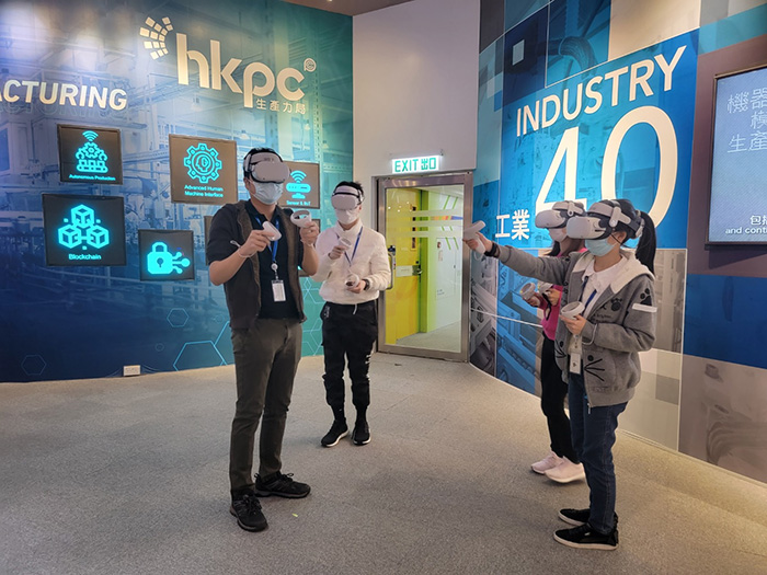 The interns learn the latest advanced technologies such as the Metaverse, and equip themselves with the FutureSkills training provided by HKPC to meet the future trends of technology and at work.