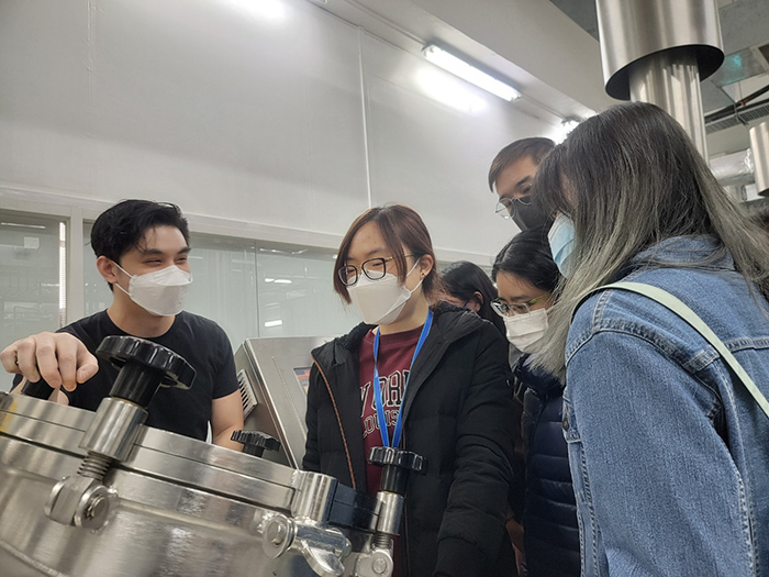 Arranged by HKPC, the interns visited “H.K. Lovecraft”, the first and only craft lager-focused brewery in Hong Kong, to better understand the technologies and related application scenarios of new industrialisation.