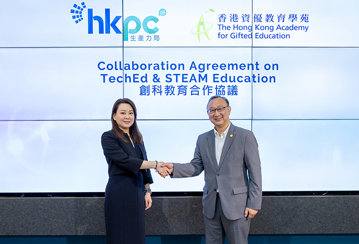 Ms Karen FUNG, General Manager, InnoPrenuer and FutureSkills of HKPC (left) and Mr WONG Chung Po, Associate Director (Programme) of the HKAGE (right) announced the signing of a CFA to establish a strategic partnership and jointly promote TechEd.