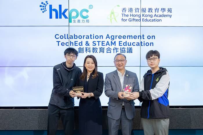 HKAGE students used laser cutting and 3D printing technology to produce souvenirs to celebrate the 15th anniversary of HKAGE. At the event, student representatives presented the souvenirs to Ms Karen FUNG, General Manager, InnoPrenuer and FutureSkills of HKPC (second from left) and Mr WONG Chung Po, Associate Director (Programme) of the HKAGE (second from right).