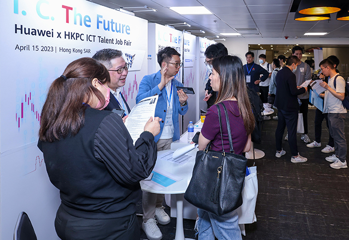 The event connected nearly 20 renowned international and local companies, and offered over 500 jobs in the field of I&T.