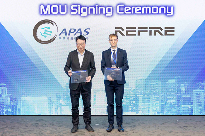 Dr Lawrence CHEUNG, Chief Executive Officer of APAS (left), and Mr Ezra EMERSON, Director of Brands, Marketing & Communications of Shanghai REFIRE Group (right), signed the MOU to deepen collaboration on the deployment of hydrogen energy technology in the transportation and stationary battery market sectors.