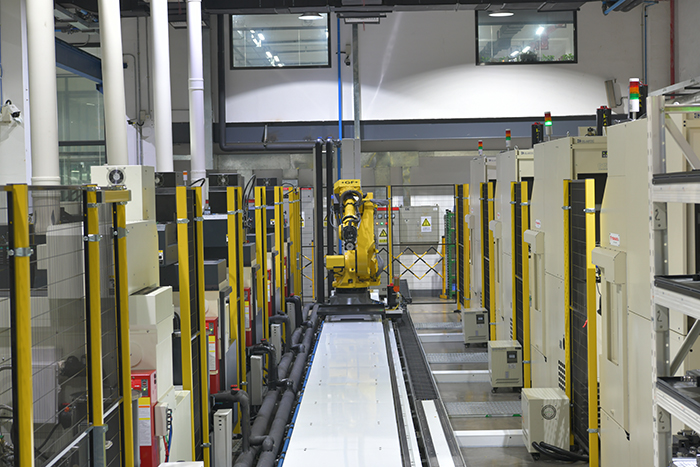 鴻利達模具車間內，基於工業機器人的自動化柔性生產線局部。（受訪者供圖）