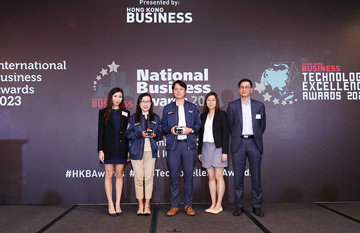 At the “Hong Kong Business Technology Excellence Awards 2023” Gala, representatives of the R&D teams for the two award-winning technologies received the awards on stage, including Ms Angela YU, Deputy Head of HealthTech and Chinese Medicine of Green Living and Innovation Division of HKPC (second from left), and Mr Dennis MAK, Consultant of Robotics and Artificial Intelligence Division of HKPC (third from left), together with project partners.
