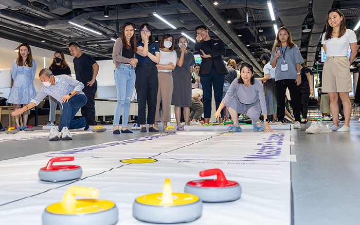 香港生产力学院举办“Play 4 Performance”企业培训体验日，增设地板冰壶、集体艺术创作和协作大桥挑战等培训方案，优化参加者的学习体验。