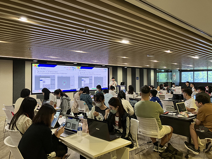 生產力學院聯同 Coding101推出「HKPC Academy x Coding101 STEM 導師培訓證書計劃 Cohort V」，培育緊貼創科發展的本地STEM導師，提高香港國際競爭力。