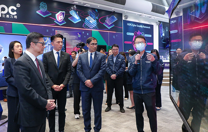 Accompanied by Hon Sunny TAN, Chairman of HKPC (third from left); Mr Mohamed BUTT, Executive Director of HKPC (third from right); and Dr Lawrence CHEUNG, Chief Innovation Officer of HKPC (second from right), Mr TANG Ping-keung, Secretary for Security of the HKSAR Government (second from left), visited the “Smart & Secure City Hall”.
