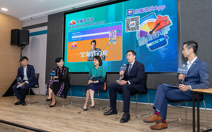 (Starting from the left) Ms Frances LEE King-hei, Senior Superintendent of Police of Hong Kong Police Force, Ms Gilly WONG Fung-han, Chief Executive of Consumer Council, Ms Ada CHUNG Lai-ling, Privacy Commissioner for Personal Data of Office of the Privacy Commissioner for Personal Data, Hong Kong, Mr CHEUNG Yee-wai, Deputy Government Chief Information Officer (Acting)/Assistant Government Chief Information Officer of Office of the Government Chief Information Officer of the HKSAR Government and Ir Alex CHAN, General Manager, Digital Transformation of HKPC, shared their insight about developing a smart and secure city.