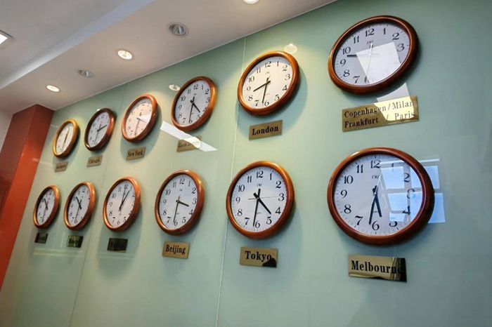 精英製模實業（深圳）有限公司的時鐘牆。