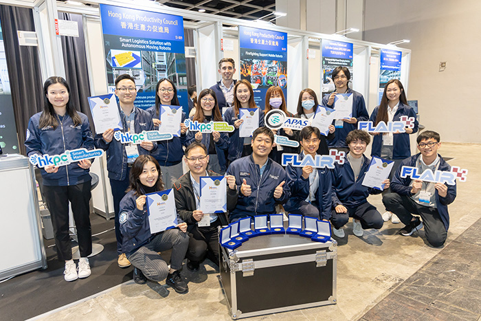 一眾年輕科研人員為生產力局於第三屆「亞洲創新發明展覽會」—香港的「智慧城市」及「智能交通及工業」類別勇奪兩金六銀佳績。