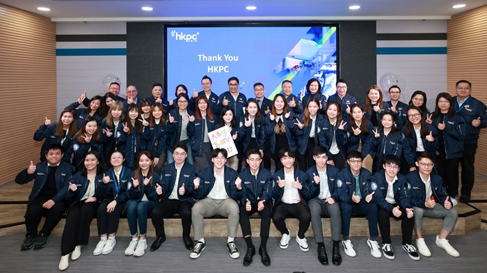 Mr Mohamed D. BUTT, MH, Executive Director of HKPC (sixth from left in the last row), Mr Brian WONG, Chief People and Culture Officer of HKPC (first from right in the last row), HKPC representatives and interns joined the 4th Winter Internship Programme Graduation Ceremony today. At the graduation ceremony, interns expressed their gratitude to HKPC and Hongrita Group, thanking them for their guidance and career development advice.