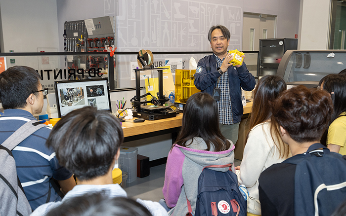 东华学院学生亲身体验激光切割及3D打印创客工作坊。