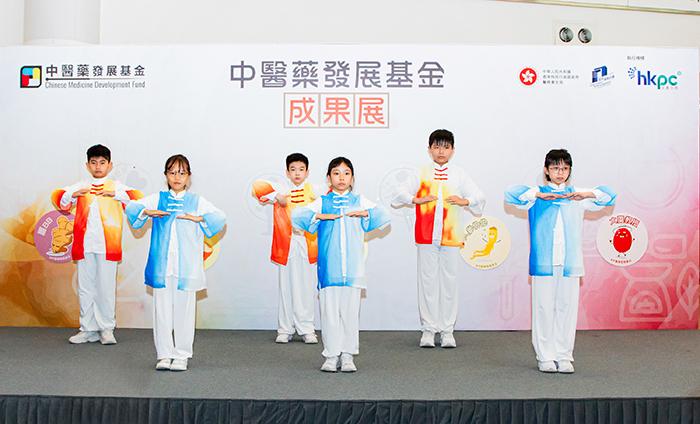 透过基金资助而学习八段锦的青松侯宝垣小学学生，在成果展开幕典礼上向嘉宾示范招式。