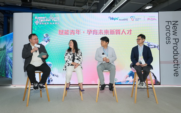 开幕礼后的主题研讨会由香港理工大学商学院实践教授冼超舜博士（左一）主持，以”赋能青年，孕育未来新质人才”为题展开讨论。 一众资深教育界专家，包括香港教育大学课程教学学系副教授及东亚科学教育协会副主席万志宏博士（右二）、EDU Group（Worldwide）Limited行政总裁罗棋先生（右一）以及九龙三育中学校长梁咏梅女士（左二）探讨如何以创新科技赋能学生，探索新质生产力。