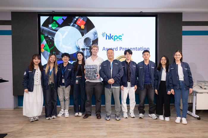 生产力局理事会成员林世豪先生为“敢于尝试”创新项目比赛季军队伍VoiceBridge AI 颁奖。