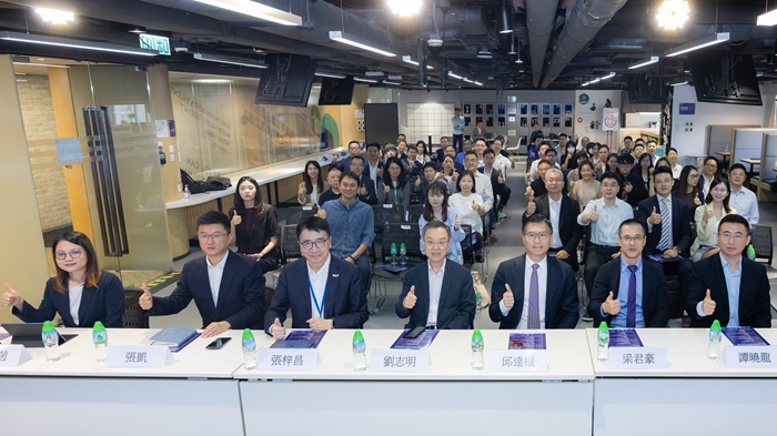 2025京港技術供需對接會暨第八屆「京港青創杯」香港選拔賽於生產力局大樓圓滿舉行。對接會匯聚了一百多位來自香港及內地的企業代表,以及政府、投資機構和產業界領袖出席,共同推動兩地科技交流合作,幫助京港企業加速發展。 2025京港技術供需對接會暨第八屆「京港青創杯」香港選拔賽於生產力局大樓圓滿舉行。對接會匯聚了一百多位來自香港及內地的企業代表,以及政府、投資機構和產業界領袖出席,共同推動兩地科技交流合作,幫助京港企業加速發展。