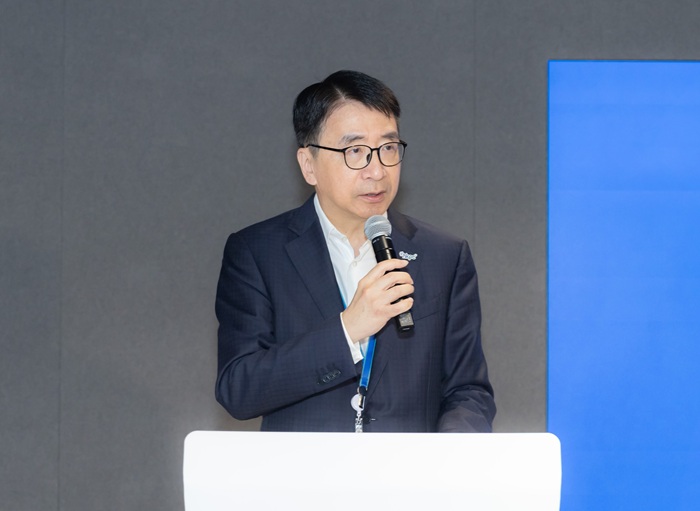 生產力局首席技術總監張梓昌博士在開幕致辭時表示,生產力局將繼續依託京港研發加速中心,加強與中關村在科研方面的合作,致力於促進兩地企業間的人才交流與技術合作,進一步提升兩地創科發展競爭力。 生產力局首席技術總監張梓昌博士在開幕致辭時表示,生產力局將繼續依託京港研發加速中心,加強與中關村在科研方面的合作,致力於促進兩地企業間的人才交流與技術合作,進一步提升兩地創科發展競爭力。