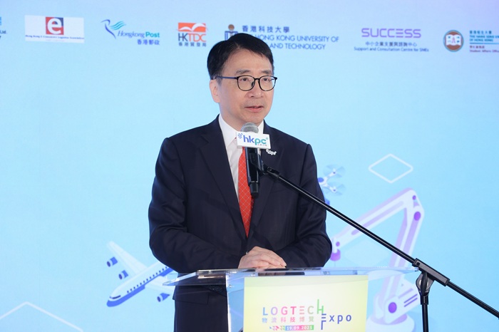 生產力局首席技術總監張梓昌博士在「物流科技博覽2025」致開幕辭時表示,相信業界能在博覽探索到創新科技解決方案,把握升級轉型機遇。 生產力局首席技術總監張梓昌博士在「物流科技博覽2025」致開幕辭時表示,相信業界能在博覽探索到創新科技解決方案,把握升級轉型機遇。