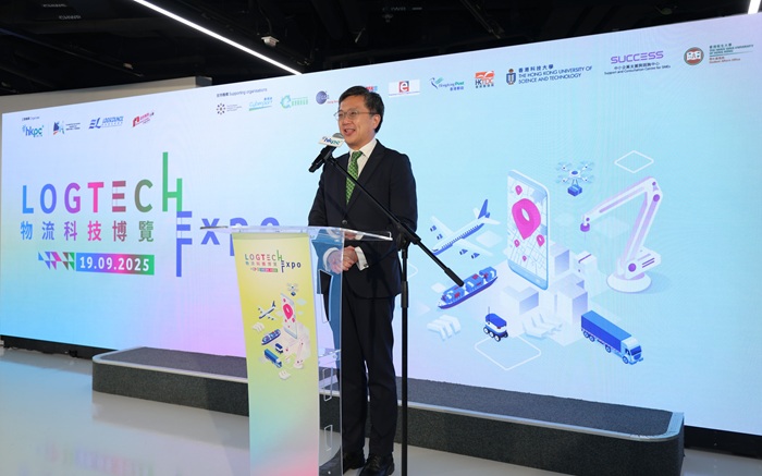 香港特別行政區政府運輸及物流局常任秘書長蔡傑銘先生,JP為「物流科技博覽2025」致辭時表示,博覽正是推動香港物流業朝著《現代物流發展行動綱領》中「智慧化」發展方向邁進的重要平台。 香港特別行政區政府運輸及物流局常任秘書長蔡傑銘先生,JP為「物流科技博覽2025」致辭時表示,博覽正是推動香港物流業朝著《現代物流發展行動綱領》中「智慧化」發展方向邁進的重要平台。