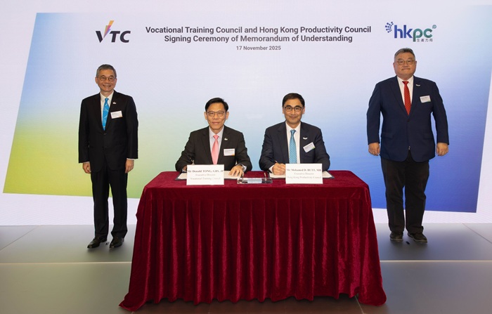 生產力局與VTC的合作備忘錄，在VTC主席戴澤棠（後排左）及生產力局副主席于健安（後排右）見證下，由VTC執行幹事唐智強（前排左）及生產力局總裁畢堅文（前排右）代表簽署。