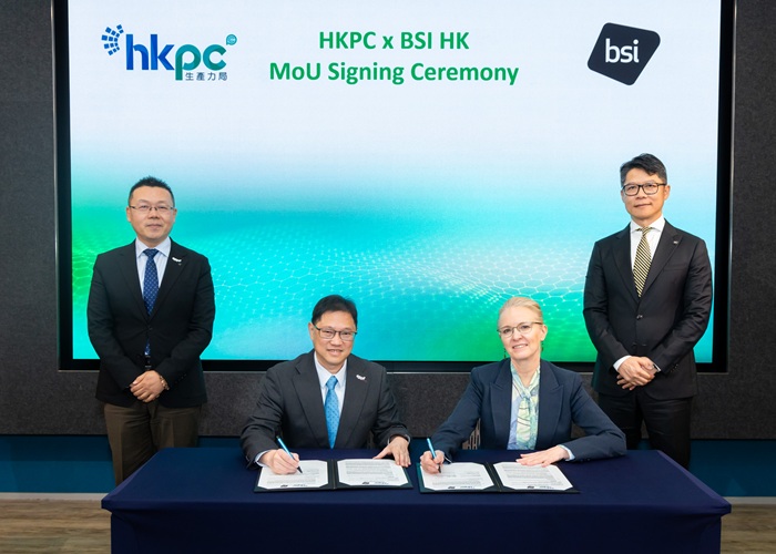 生產力局與BSI簽署合作備忘錄，在生產力局首席創新總監都永海先生（後排左）及 BSI 亞太區高級副總裁林勁先生 （後排右）見證下，由生產力局綠色生活與創新部總經理蔡劍虹博士（前排左）及BSI大中華區董事總經理Tatiana Schmollack-Tarasova女士（前排右）代表簽署。