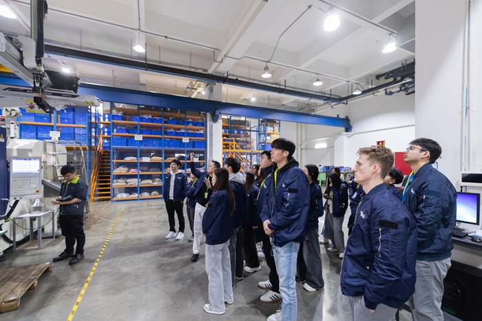实习生走访大湾区鸿利达集团智能化工厂，实地了解自动化与智能制造技术在企业中的应用。