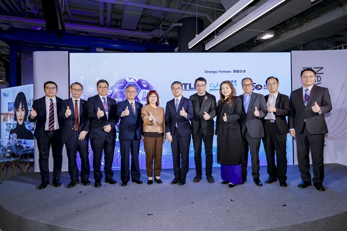 主礼嘉宾与业界代表合照，见证“人工智能教育研讨会系列暨应用展”一连两日日隆重揭幕，标志数字教育及AI教学实践迈向普及化。