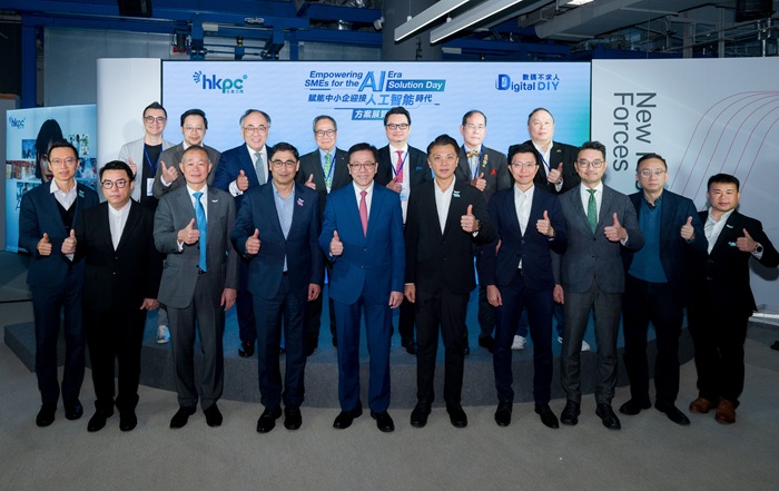 主礼嘉宾与业界代表合照，见证“AI with HKPC”智慧AI方案展一连三日隆重揭幕，标志AI应用迈向普及与产业化。