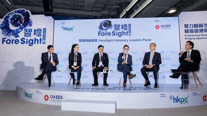 由資深傳媒人黃永博士主持，一眾業界領袖於「智瞻領袖論壇」上分享真知灼見。（由右至左）引進重點企業辦公室主任任景信先生，JP、施耐德電氣（香港）有限公司香港區總裁趙啟文先生、河南東微電子材料有限公司創始人兼董事長王永超先生、北京雲迹科技股份有限公司創始人支濤女士、生產力局總裁畢堅文先生，MH