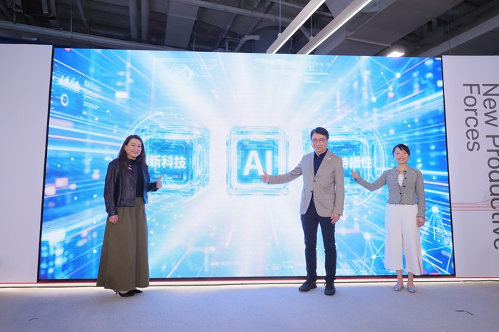Dr Lawrence CHEUNG, Chief Technology Officer of HKPC (Middle) and Miss Rosalind CHEUNG, Assistant Commissioner for Innovation and Technology (Funding Schemes) (Right) and Ms. Karen FUNG, Chief Marketing Officer of HKPC (Left), officiate the opening ceremony of the “New Productive Forces” Job Fair 2026.
