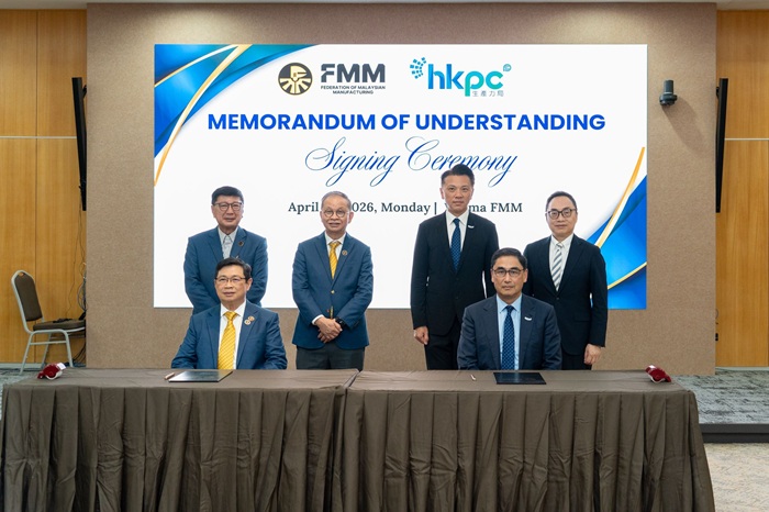 在马来西亚制造业联合总会总会长李祖国先生（后排左二）、马来西亚制造业联合总会名誉会长丹斯里拿督苏添来博士（后排左一）、香港驻吉隆坡经济贸易办事处处长冯浩然先生（后排右一）及香港生产力促进局主席陈祖恒议员（后排右二）共同见证下，由马来西亚制造业联合总会执行长拿督杨恩典博士（前排左）与香港生产力促进局总裁毕坚文先生（前排右）正式签署合作备忘录。