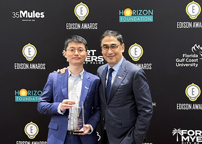 在美国佛罗里达州迈尔兹堡举办的2026年“爱迪生奖”颁奖典礼上，香港生产力促进局总裁毕坚文先生及获奖技术的研发团队代表机械人及人工智能部顾问许磊博士领奖。