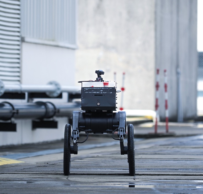 香港生产力促进局、中广核（深圳）运营技术与辐射监测有限公司、中山大学、西安交通大学及本末科技有限公司合作研发的“自主变形轮腿式检测机器人 HazardBot”，获香港特区政府创新科技署创新及科技基金资助，荣获全球创科领域权威奖项“爱迪生奖”（Edison Awards）颁发铜奖。该系统融合边缘人工智能技术、可变形设计机器人系统及无信号环境下的精准导航定位技术，使高危环境下的核电站检测工作更安全、更智能。